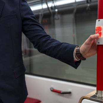 De stopknop in de TINA-tram licht op als je deze indrukt De stopknop in de TINA-tram licht op als je deze indrukt