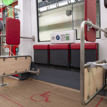 Rolstoelplek in de TINA-tram of plaats voor een kinderwagen Rolstoelplek in de TINA-tram of plaats voor een kinderwagen