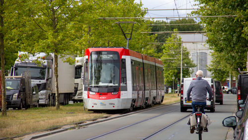 TINA 7001 op het spoor op De Werf in Den Haag tussen overig verkeer TINA 7001 op het spoor op De Werf in Den Haag tussen overig verkeer