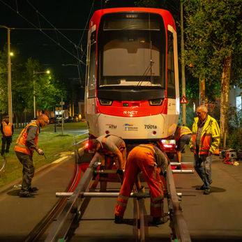 TINA 7001 wordt op de Werf in Den Haag van de dieplader afgereden TINA 7001 wordt op de Werf in Den Haag van de dieplader afgereden