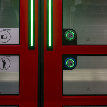 De ledstrips op de deuren van de TINA-tram kleuren groen De ledstrips op de deuren van de TINA-tram kleuren groen