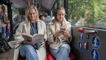 Moeder en dochten in de bus hebben wat me-time Moeder en dochten in de bus hebben wat me-time