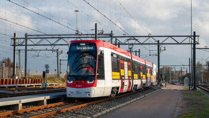 Het testen van de TINA-tram overdag in Leidschendam Het testen van de TINA-tram overdag in Leidschendam