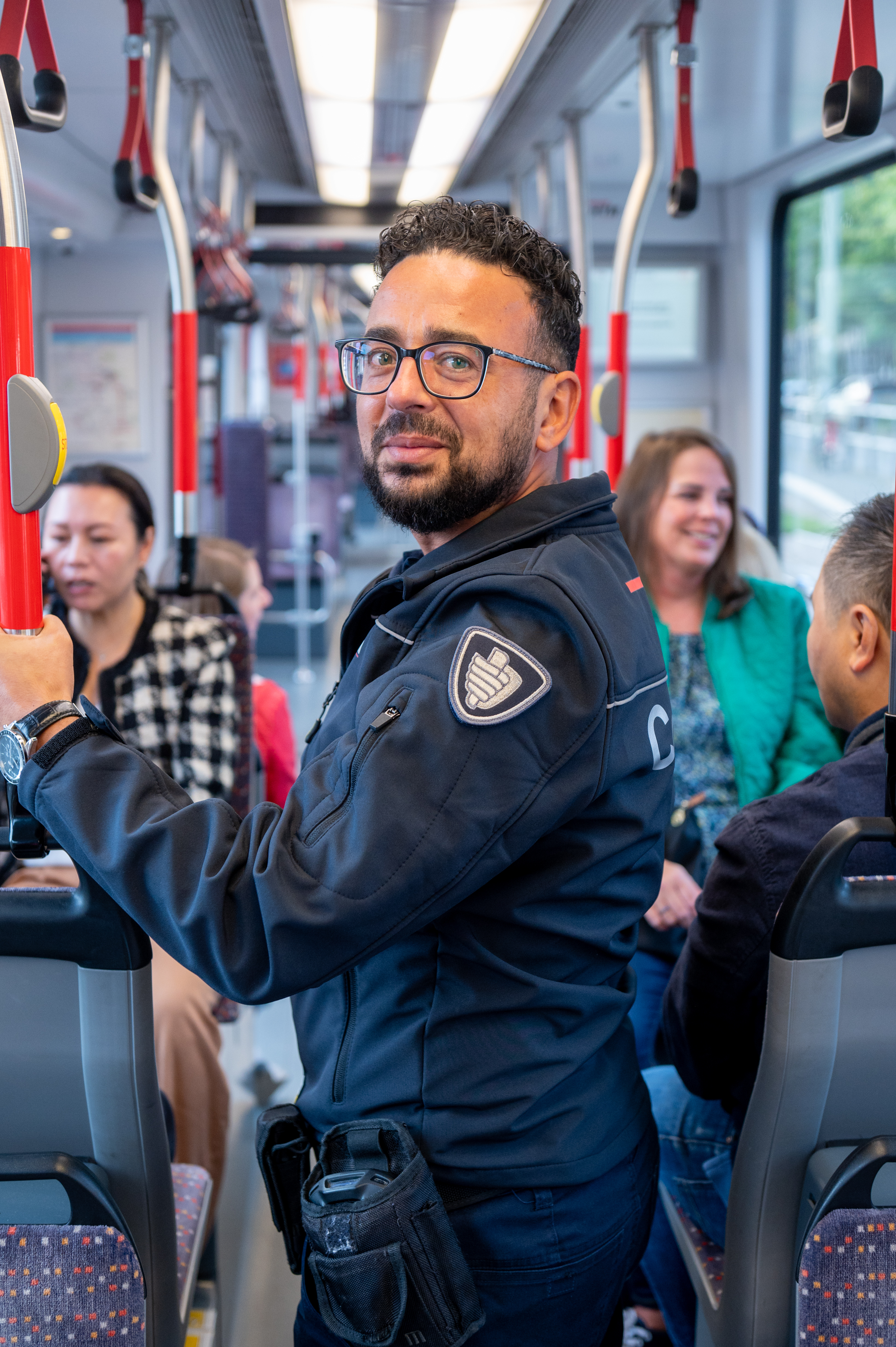 BOA controleur staat in HTM tram en kijkt in de camera