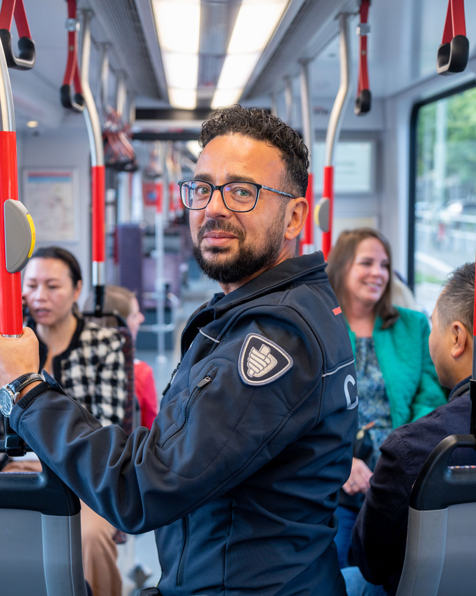 BOA controleur staat in HTM tram BOA controleur staat in HTM tram en kijkt in de camera