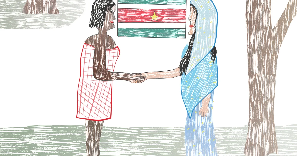 twee vrouwen schudden handen met surinaamse vlag op de achtergrond