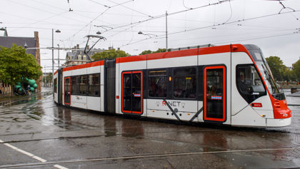 Wit met rode tram in Den Haag Wit met rode HTM tram rijdt in Den Haag