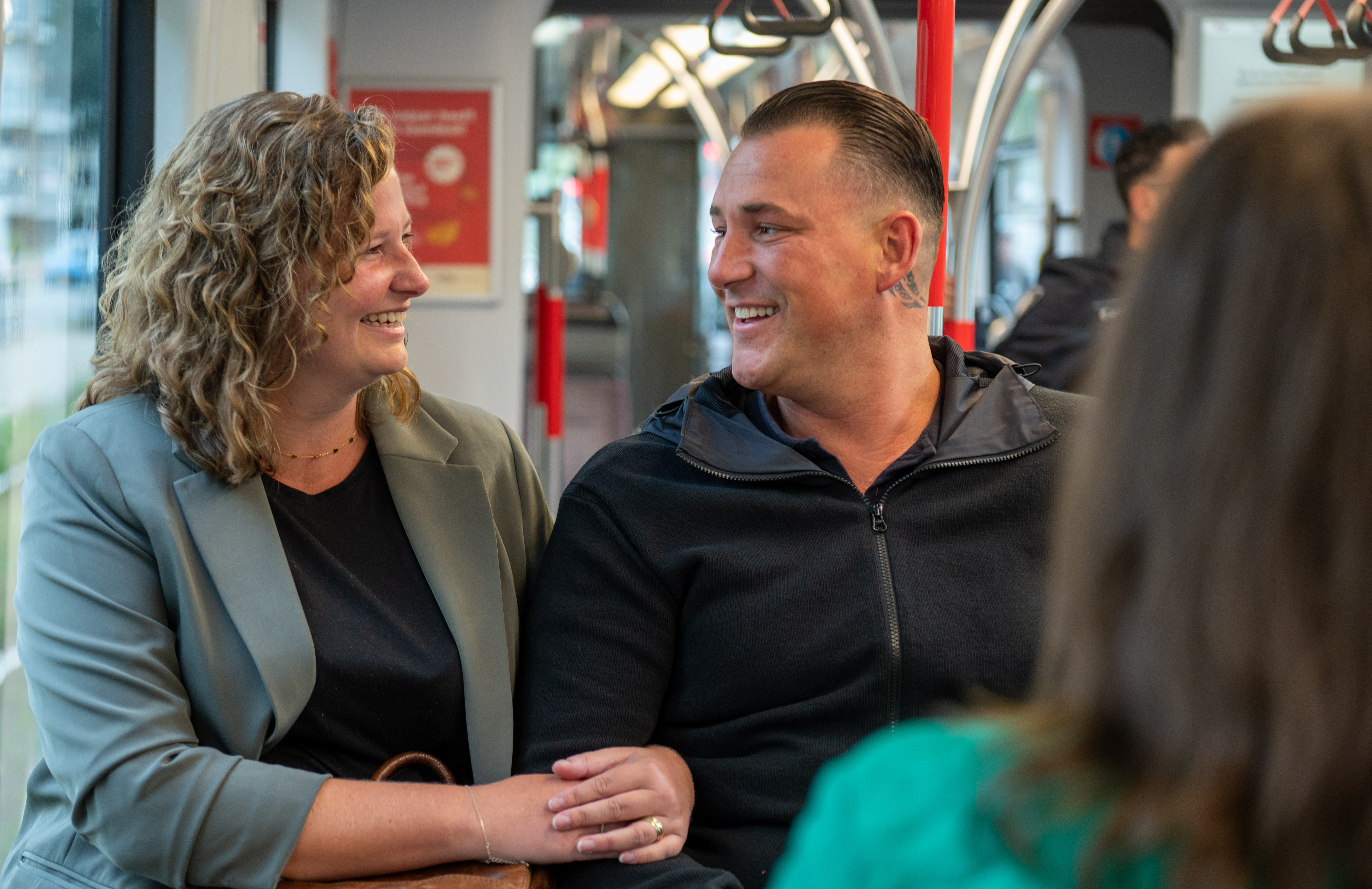 Reizigers zitten in HTM tram en kijken naar elkaar