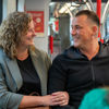 Reizigers in HTM tram Reizigers zitten in HTM tram en kijken naar elkaar