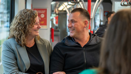 Reizigers in HTM tram Reizigers zitten in HTM tram en kijken naar elkaar