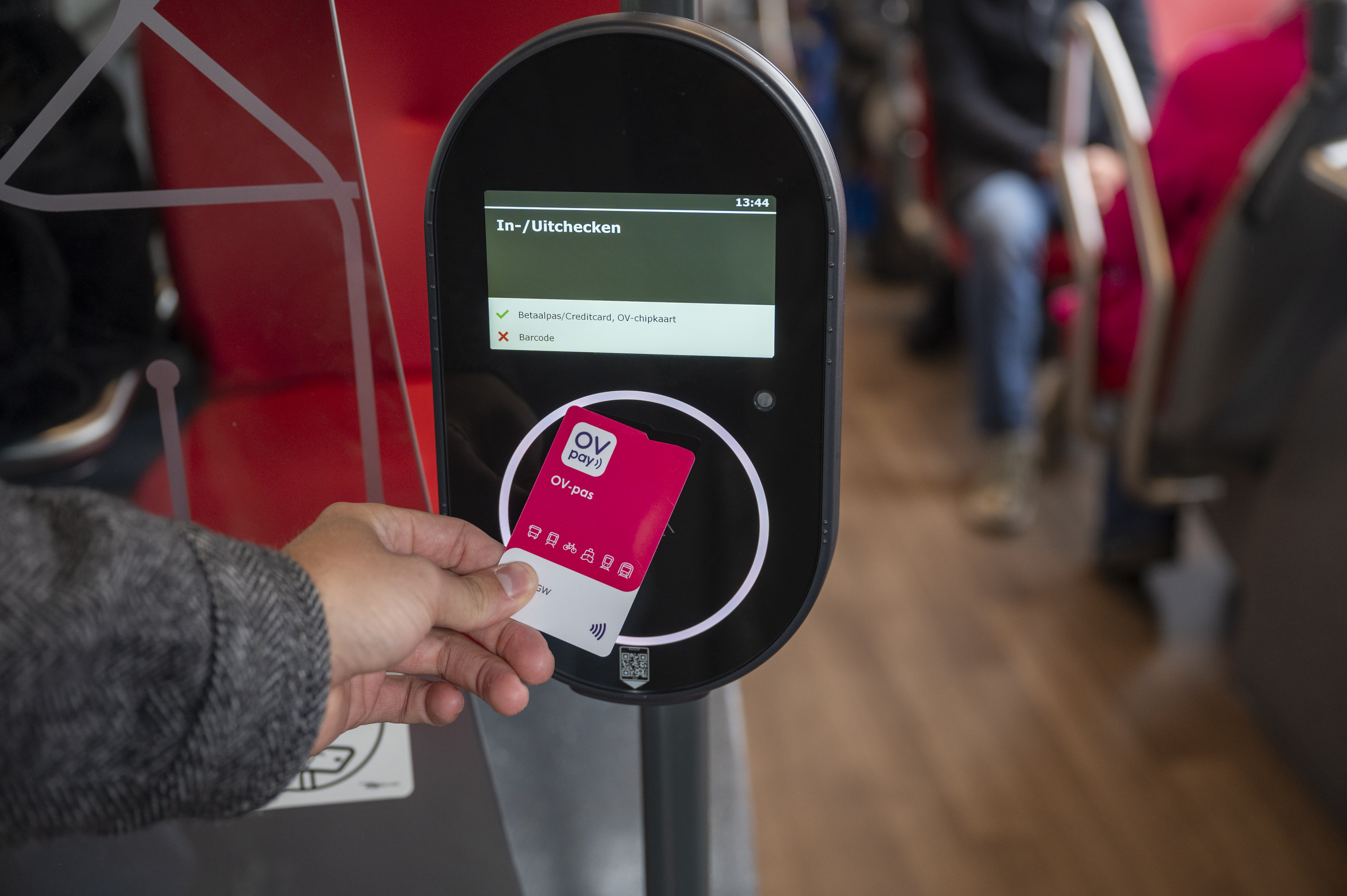 Reiziger checkt in met OV-pas in bus 