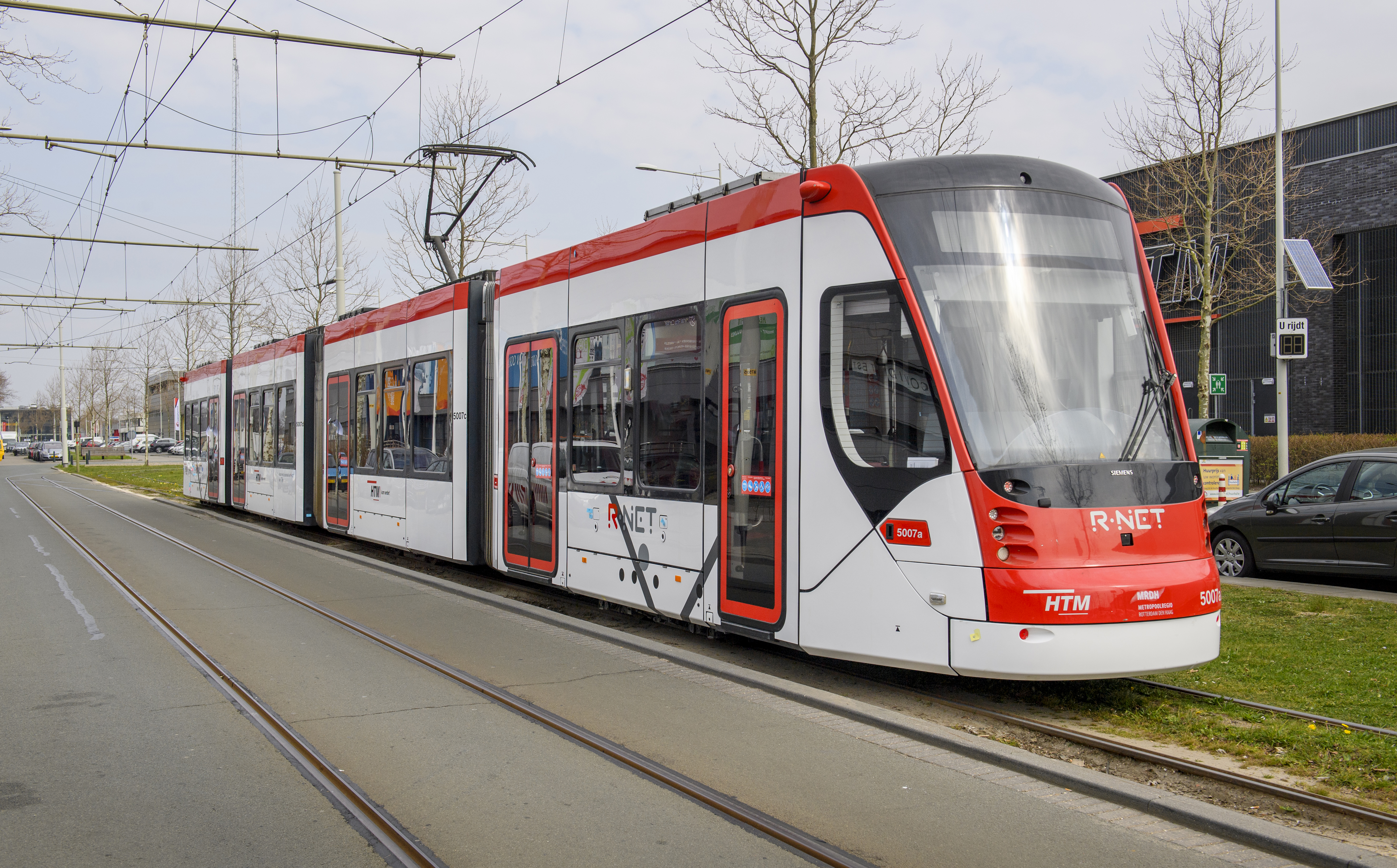 HTM Avenio tram rood-wit op De Werf