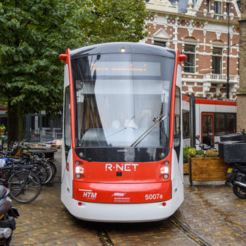 Wit met rode tram in Den Haag Wit met rode HTM tram rijdt in Den Haag