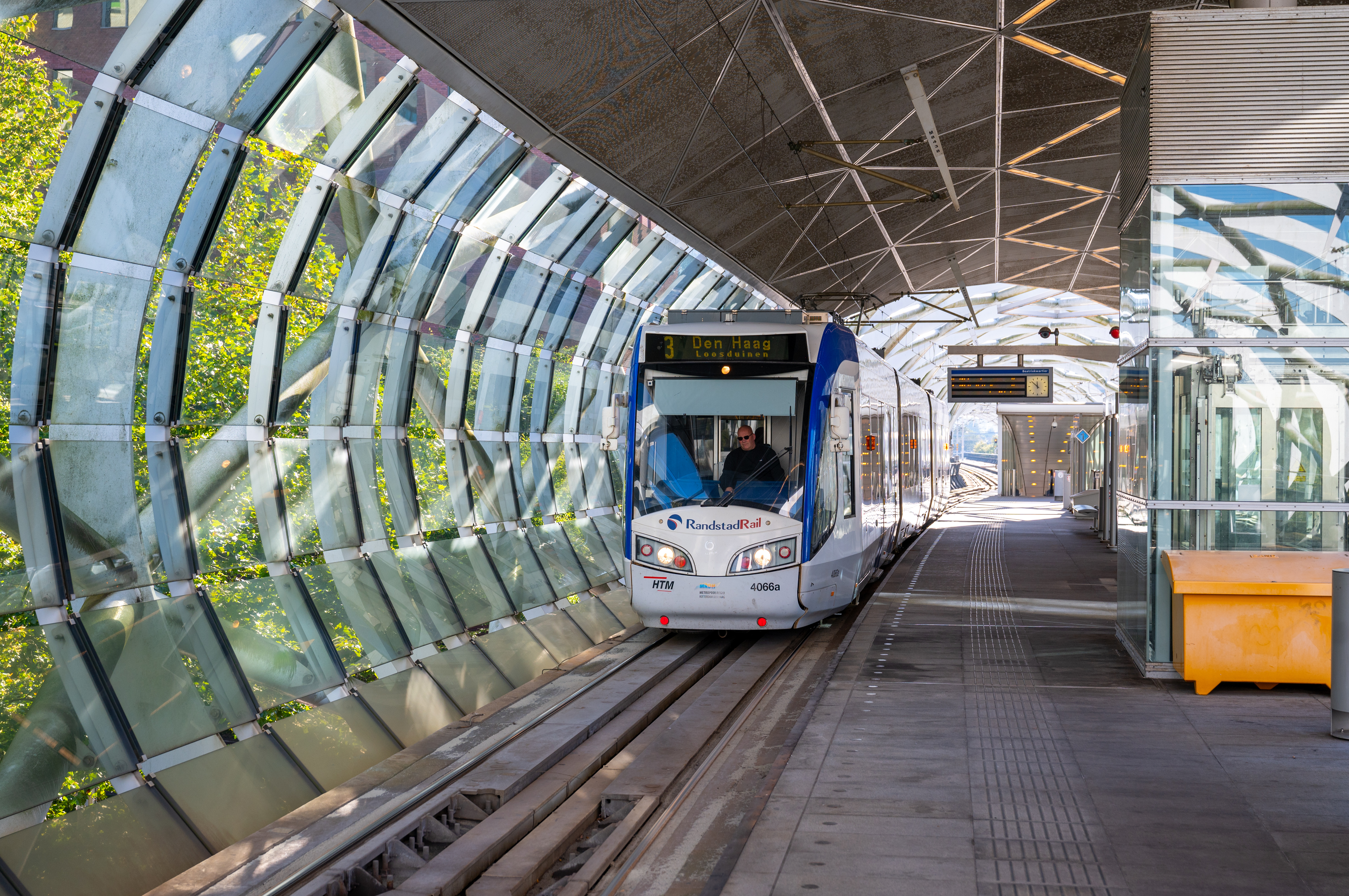 Randstadrail 3 in de netkous bij Beatrixkwartier