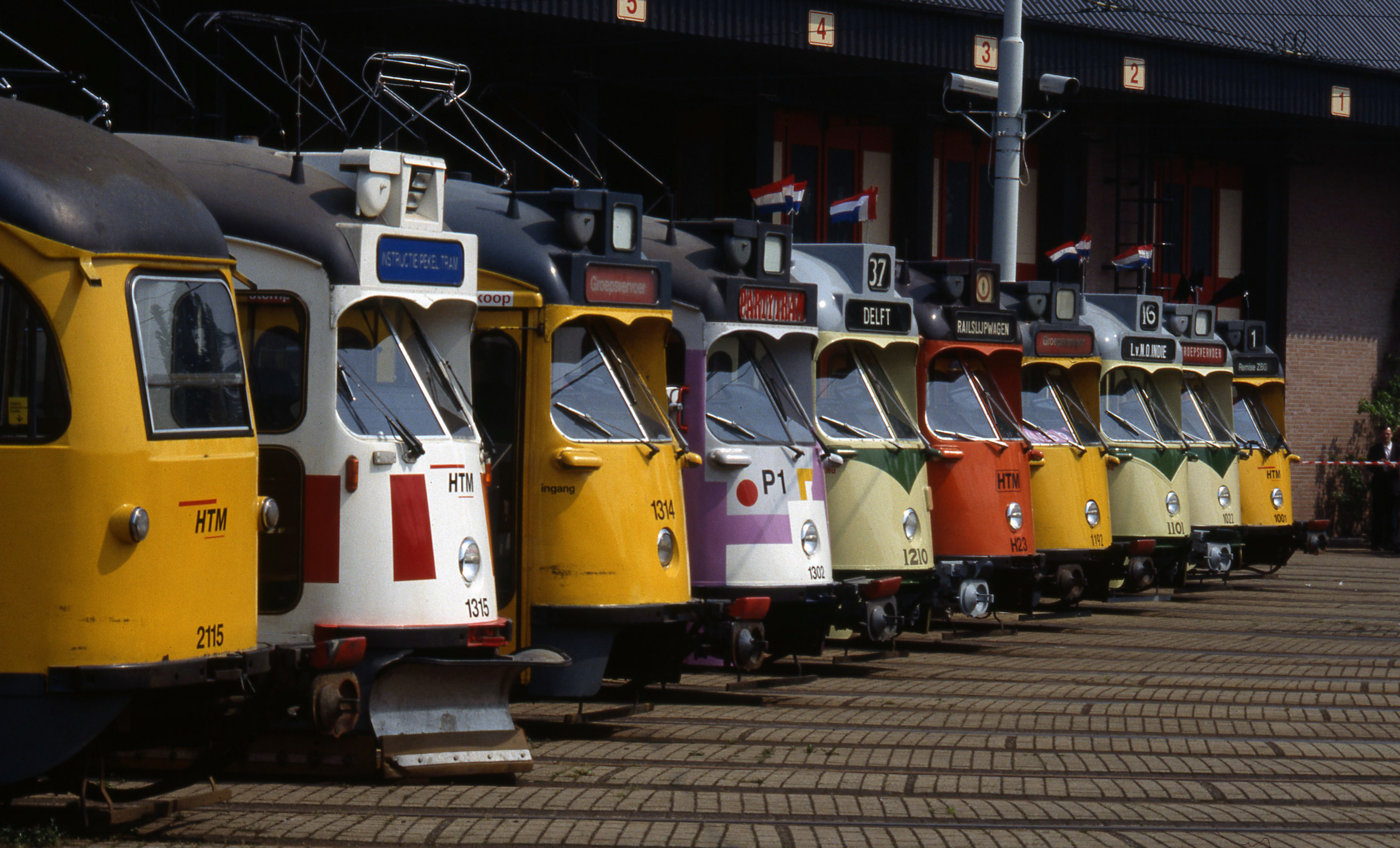 Oude HTM trams op een rijtje