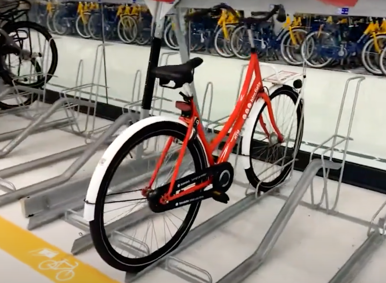 HTM deelfiets in fietsenstalling