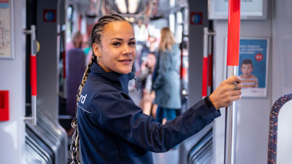 BOA controleur staat in HTM tram BOA controleur staat in HTM tram en kijkt in de camera