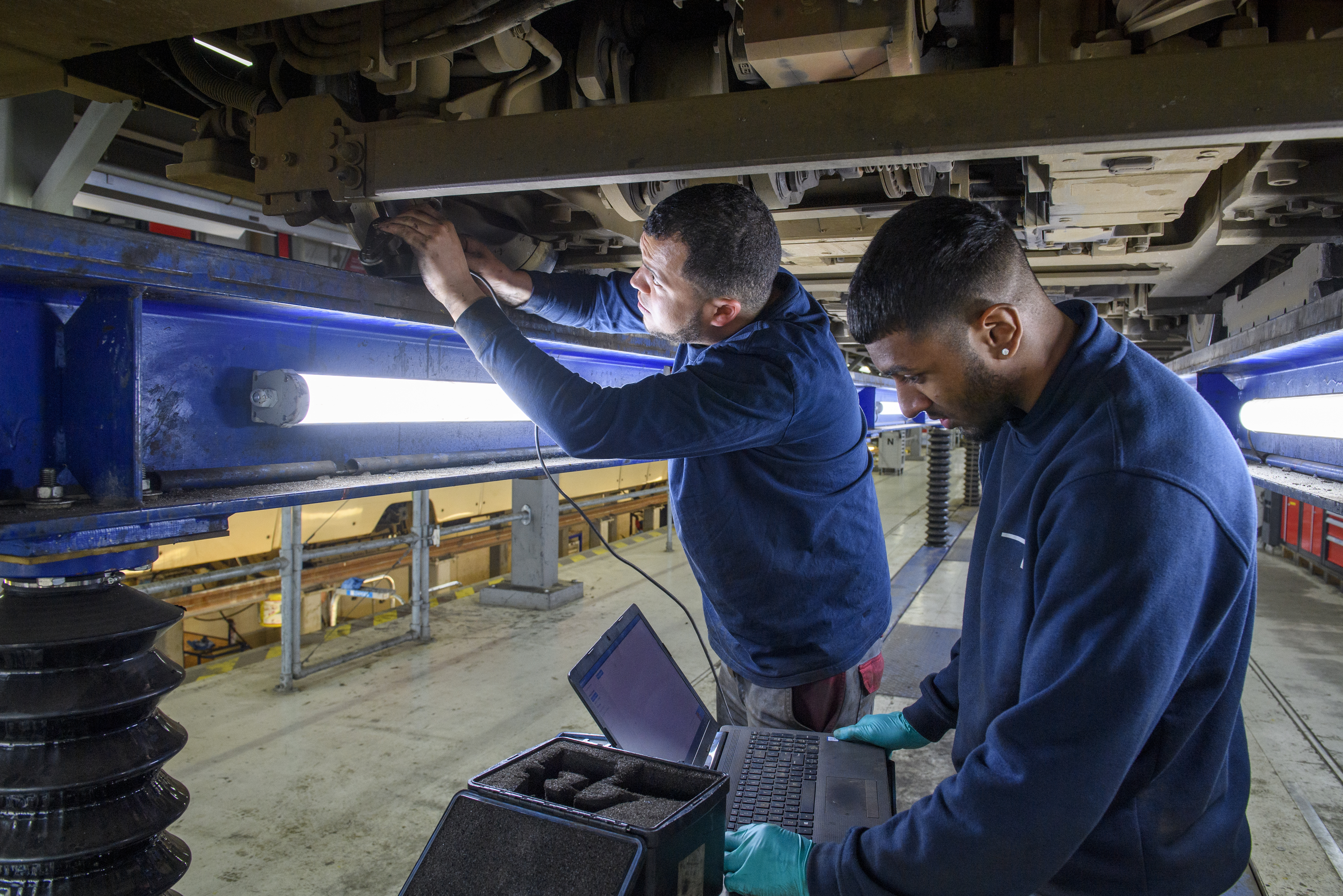 Monteurs meten elektra tram door in werkplaats