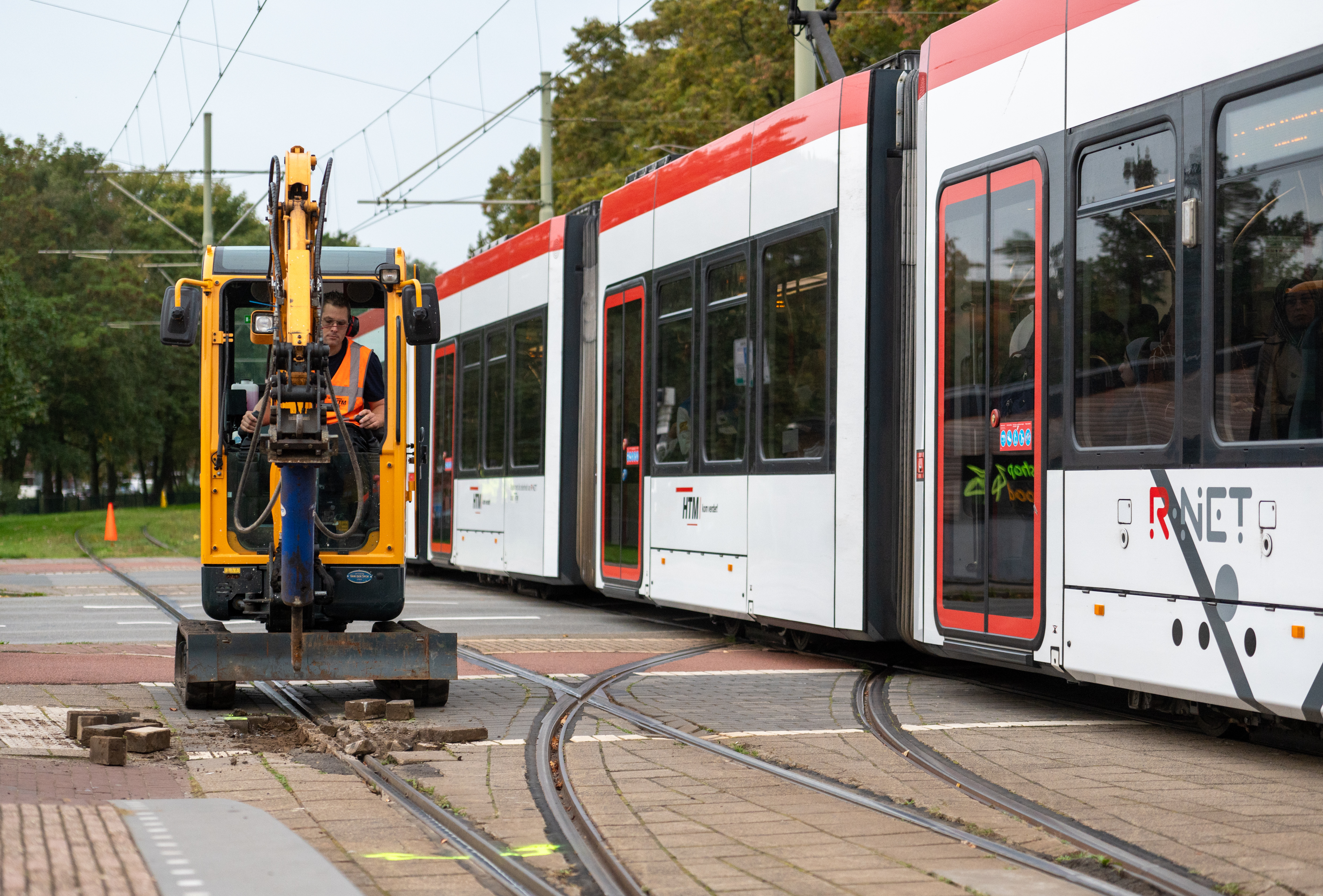 Monteur verwijdert stenen naast spoor