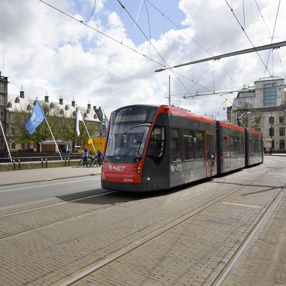 HTM Avenio rijdt langs de Hofvijver Den Haag HTM Avenio rijdt langs de Hofvijver Den Haag