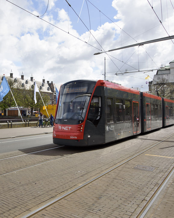 HTM Avenio rijdt langs de Hofvijver Den Haag HTM Avenio rijdt langs de Hofvijver Den Haag