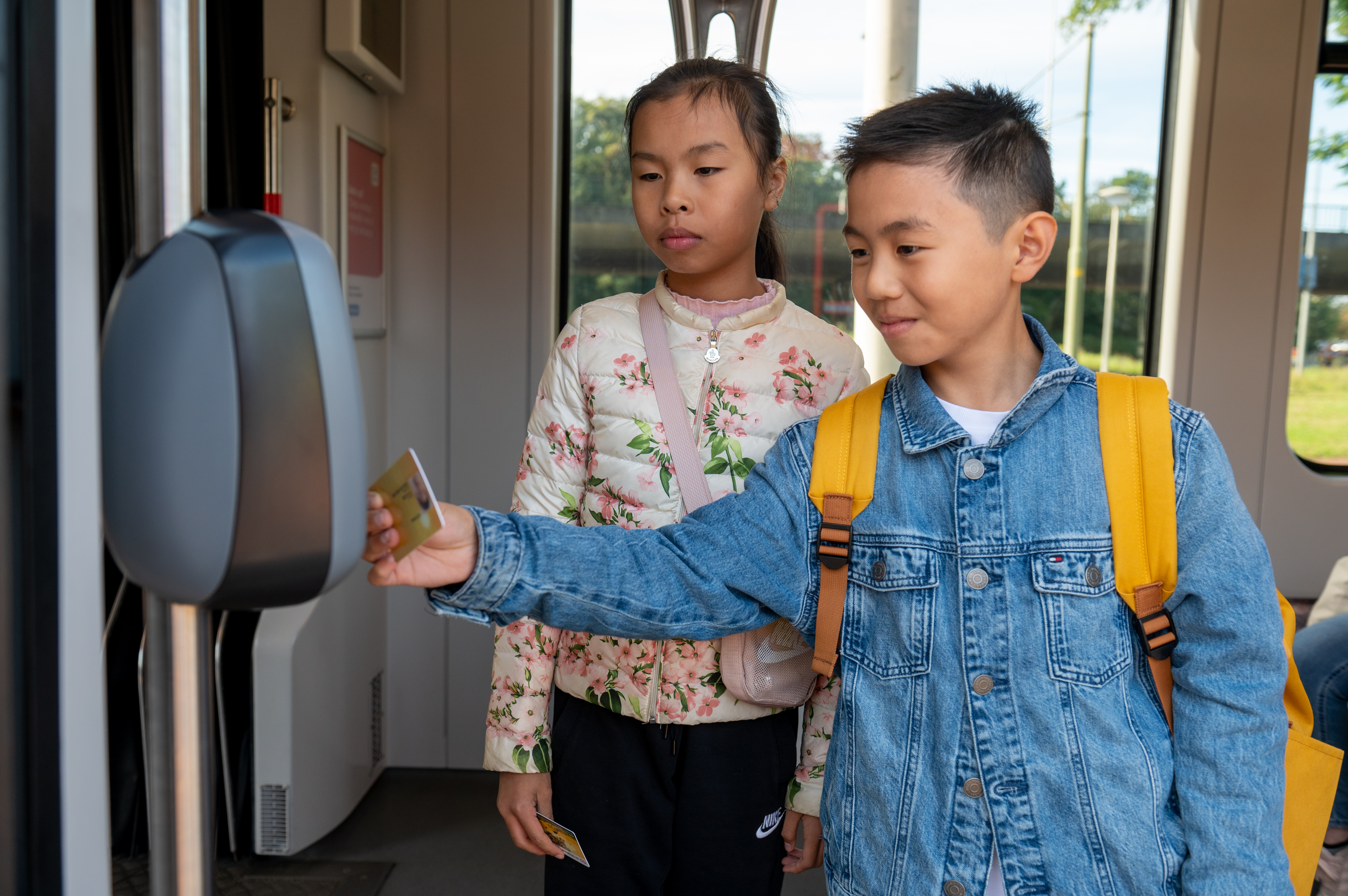 Kind checkt uit in HTM tram