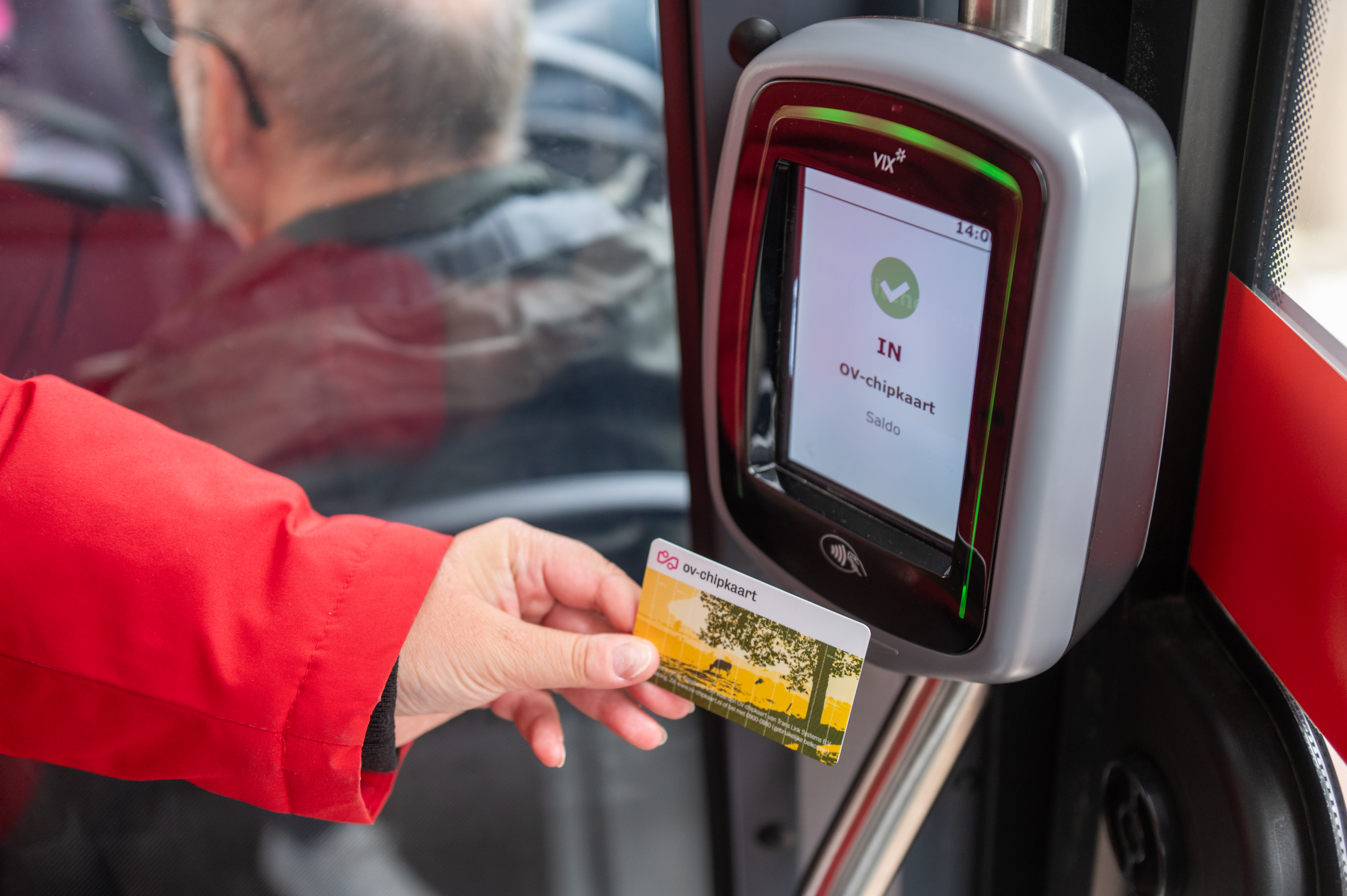 Reiziger checkt in met OV-chipkaart