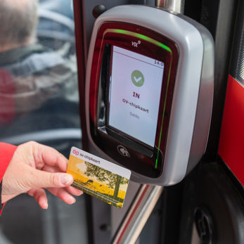 Reiziger checkt in met OV-chipkaart Reiziger checkt in met OV-chipkaart