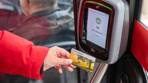 Reiziger checkt in met OV-chipkaart Reiziger checkt in met OV-chipkaart