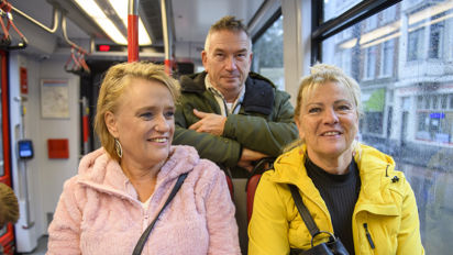 Reizigers in tram Man en twee vrouwen zitten in HTM tram