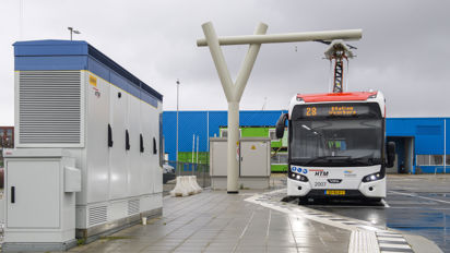 Bus 28 aan laadpaal Zuiderstrand Bus aan laadpaal