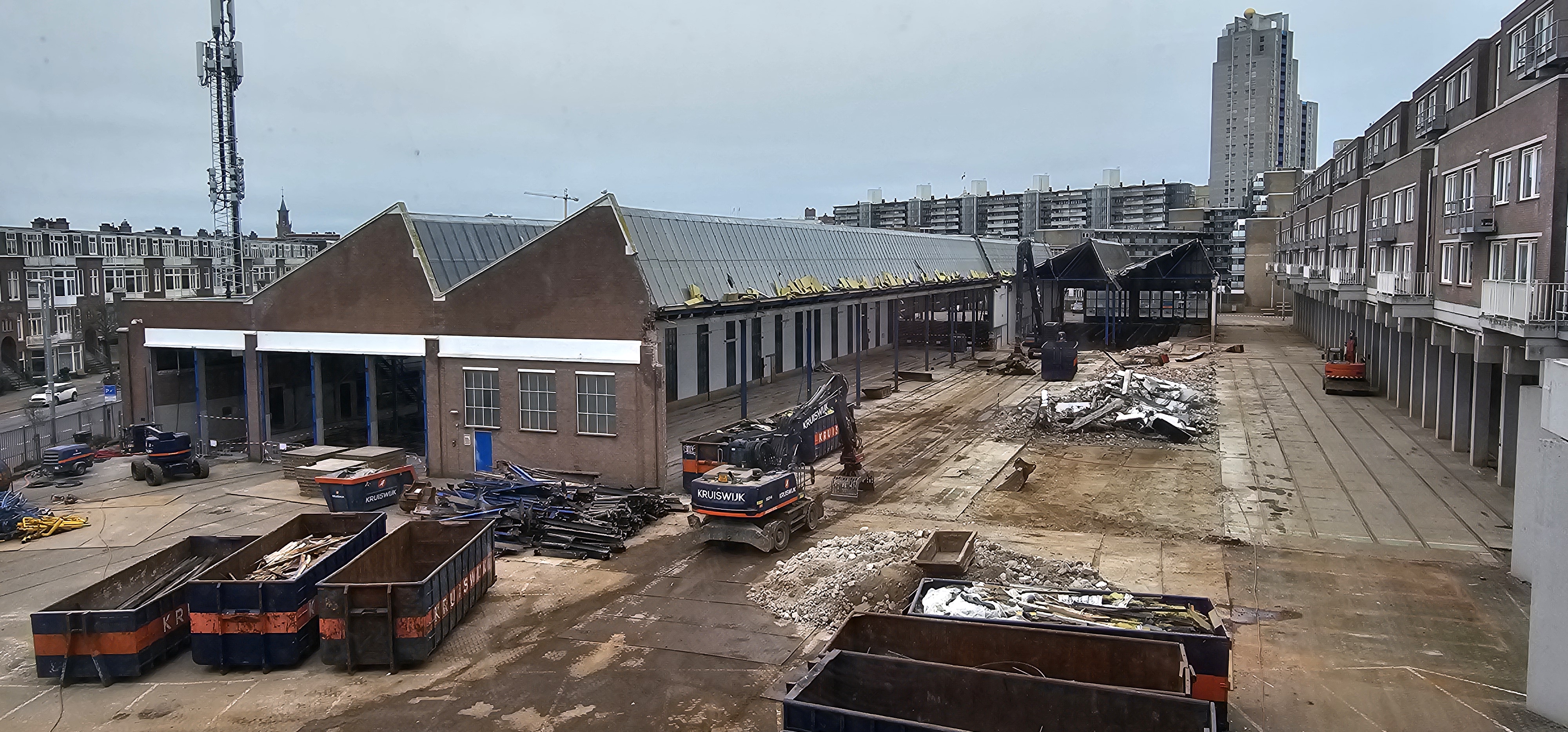 Foto van de sloop van de oude remise Scheveningen