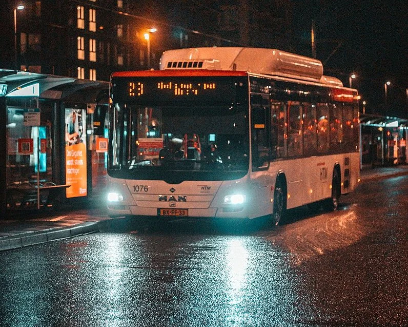 HTM bus in de avond