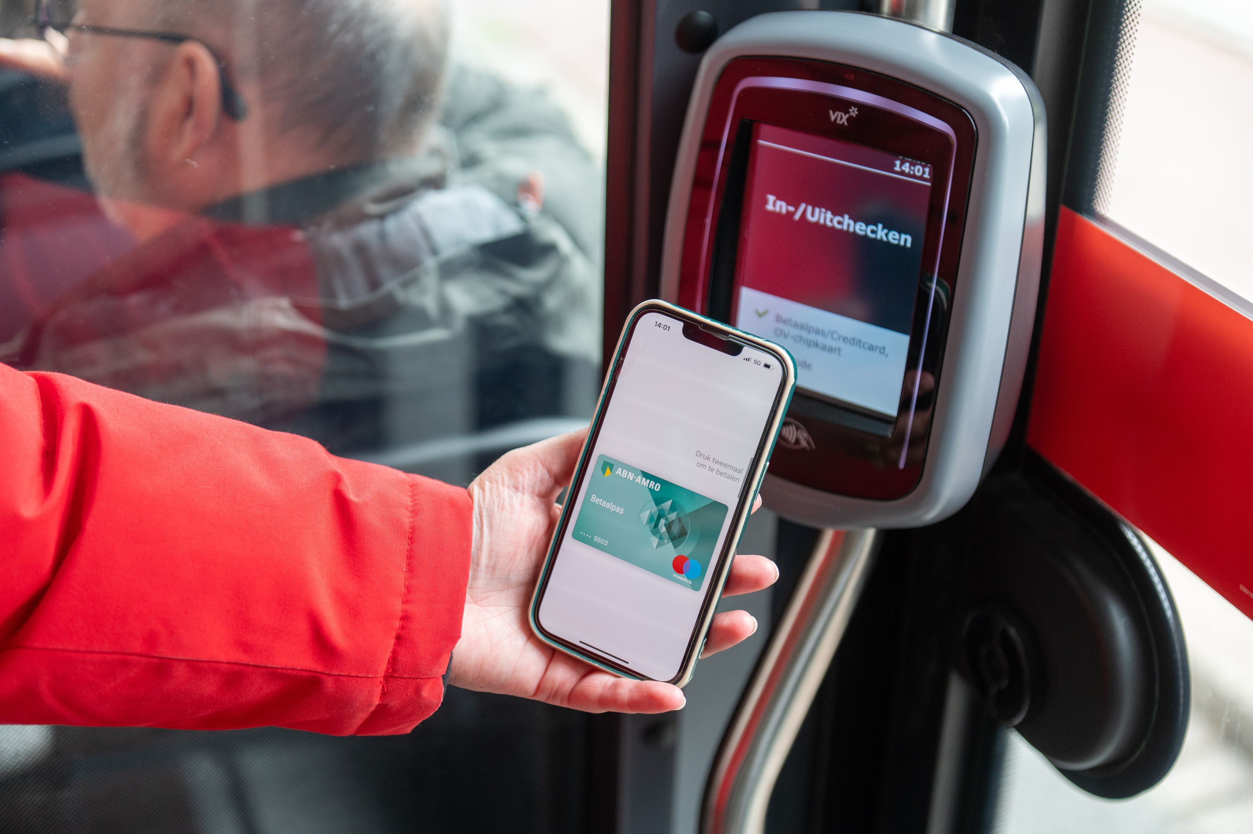 Arm die telefoon met digitale bankpas aan de ovkaart scanner houdt
