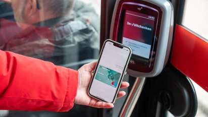 Arm die telefoon met digitale bankpas aan de ovkaart scanner houdt Arm die telefoon met digitale bankpas aan de ovkaart scanner houdt