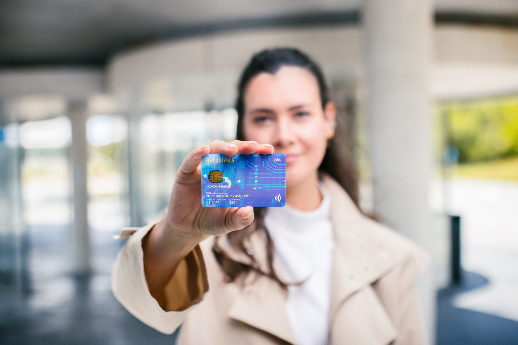 Reiziger laat betaalpas zien aan de camera