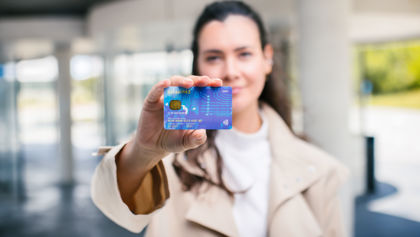 Reiziger laat betaalpas zien aan de camera Reiziger laat betaalpas zien aan de camera