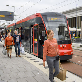 Reizigers bij de Mall Of The Netherlands Reizigers lopen naast HTM tram bij de Mall Of The Netherlands