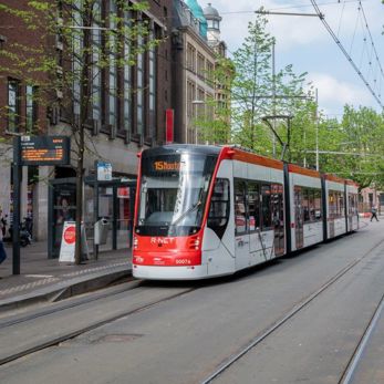 Avenio wit-rood bij halte Centrum Avenio wit-rood bij halte Centrum
