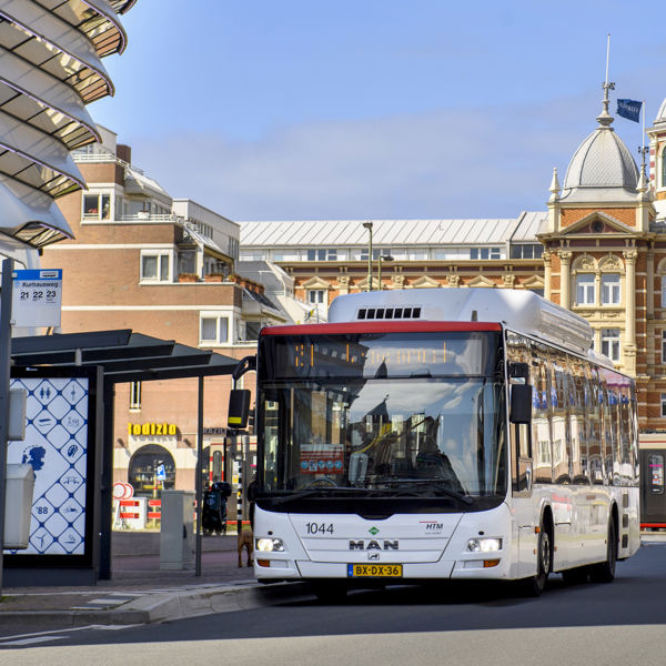 Bus en tram rijden voor het Kurhaus in Den Haag HTM Bus en GTL tram rijden voor het Kurhaus in Den Haag