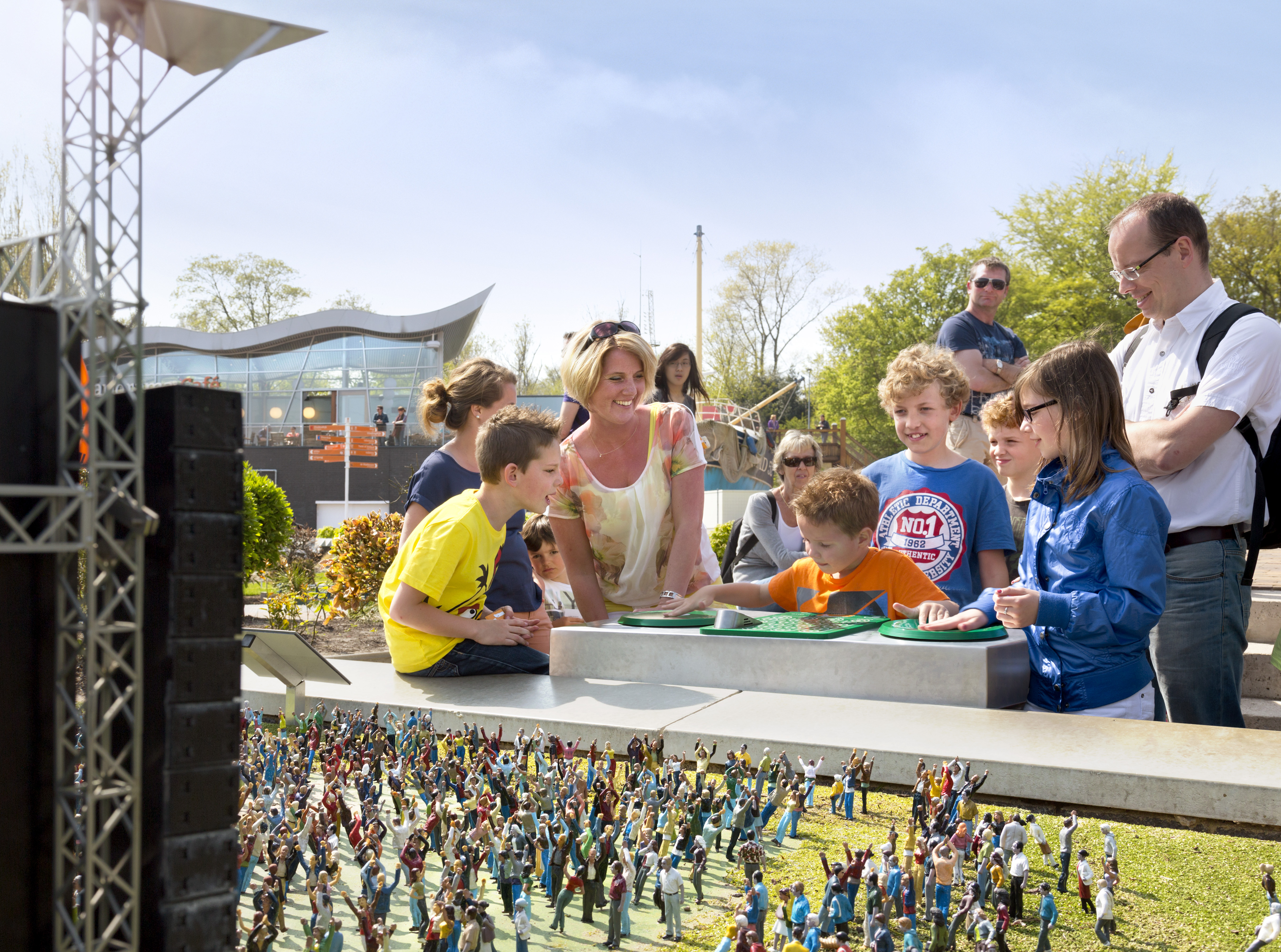 Familie zit in Madurodam