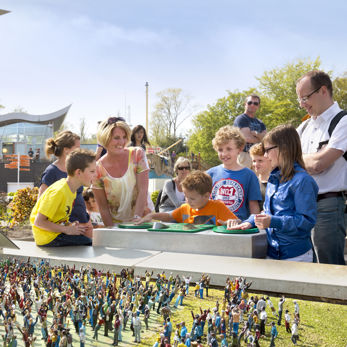 Familie zit in Madurodam Familie zit in Madurodam