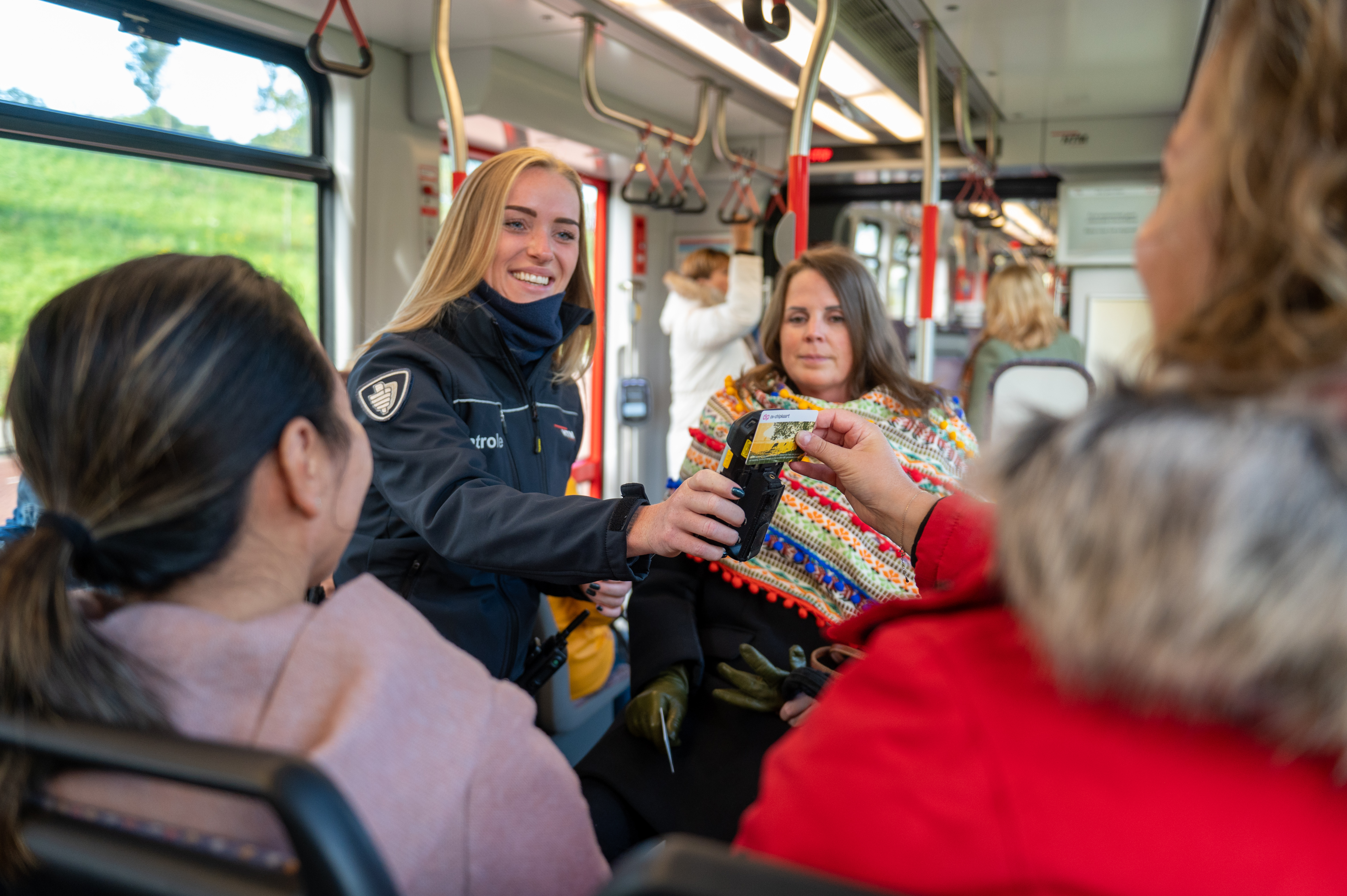 Vrouw wordt gecontroleerd in HTM tram