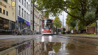 Voorkant wit met rode HTM tram Wit met rode HTM tram rijdt in Den Haag