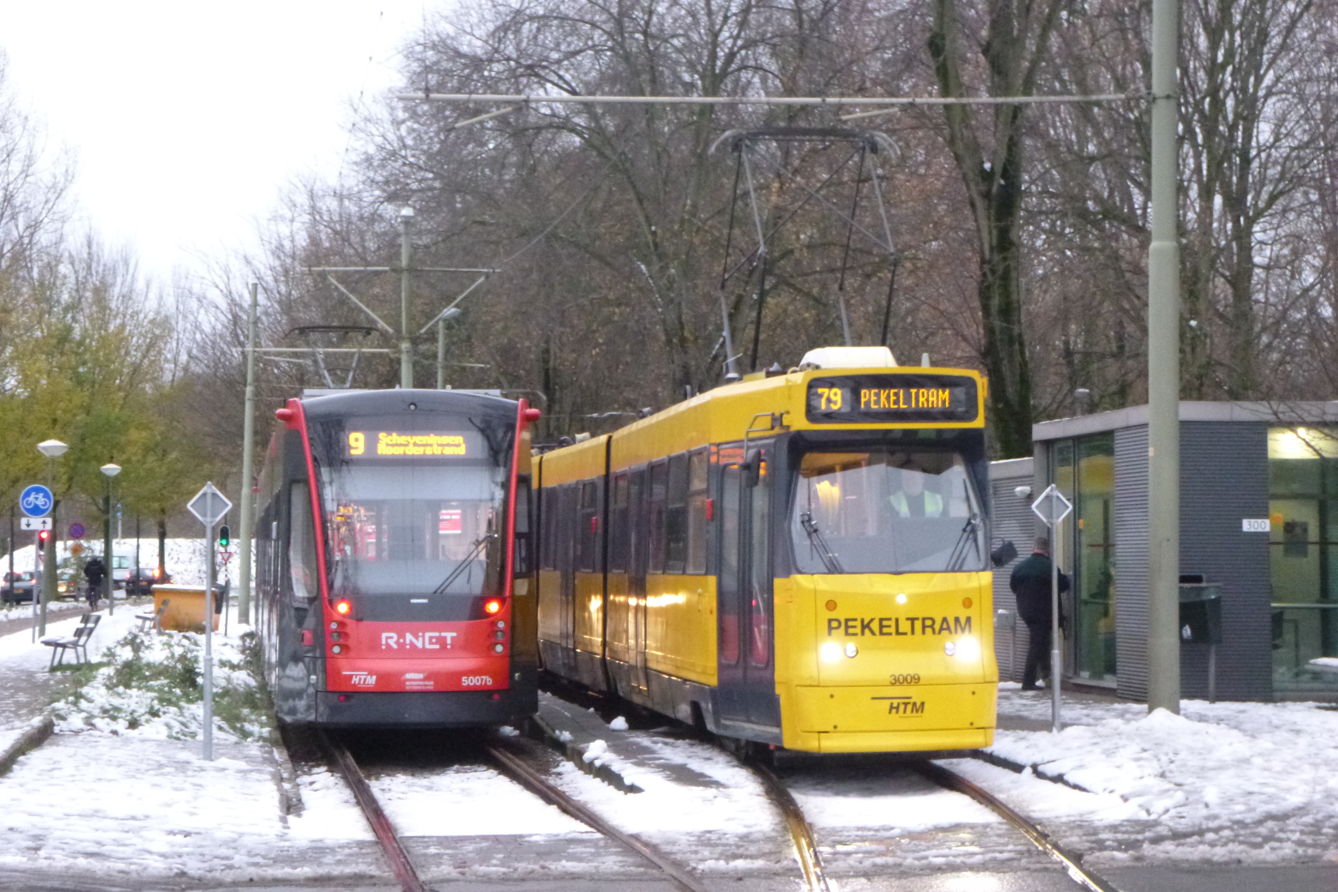 Aveniotram en pekeltram naast elkaar in de sneeuw 