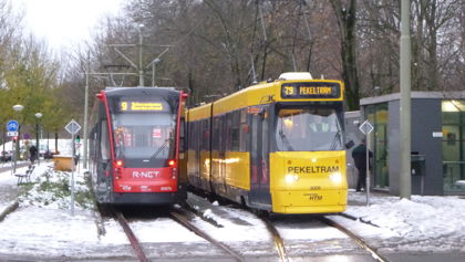 Aveniotram en pekeltram naast elkaar in de sneeuw  Aveniotram en pekeltram naast elkaar in de sneeuw