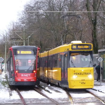 Aveniotram en pekeltram naast elkaar in de sneeuw  Aveniotram en pekeltram naast elkaar in de sneeuw