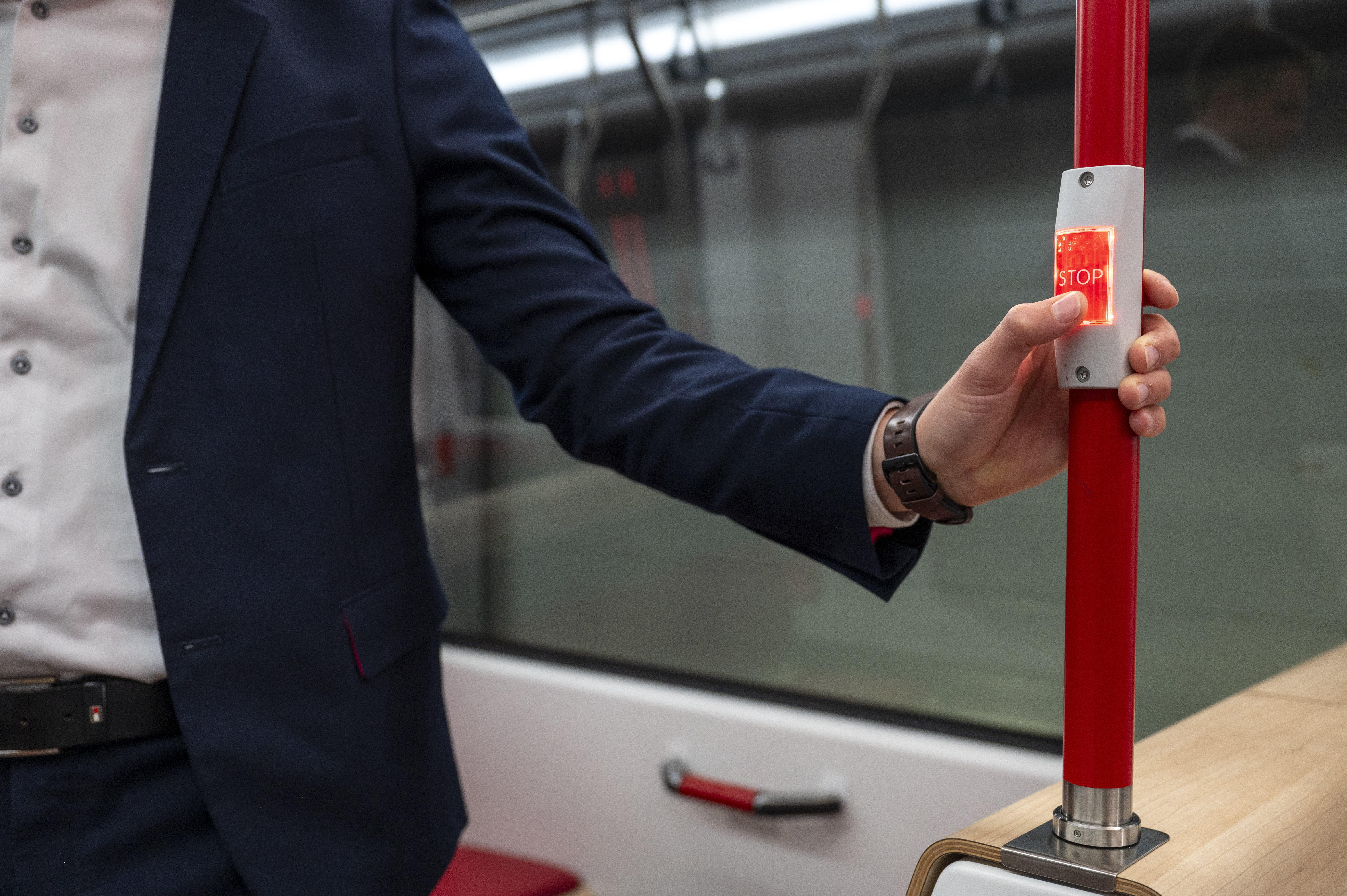 De stopknop in de TINA-tram licht op als je deze indrukt