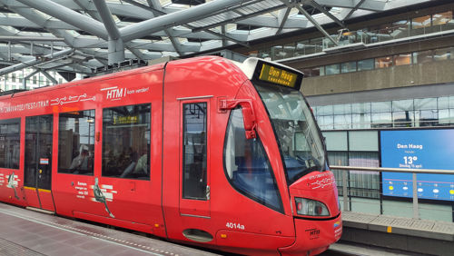 HTM innovatietram close up Innovatietram van dichtbij gestationeerd op Den Haag Centraal