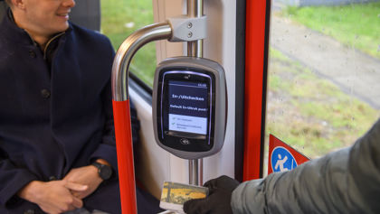 Reiziger checkt in met OV-chipkaart HTM reiziger checkt in met OV-chipkaart in HTM tram